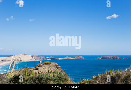 Neuseeland, Northland, Cape Reinga Bereich, Frau mit Blick auf New Zealand Top End und Tasmansee, Cape Maria van Diemen Stockfoto