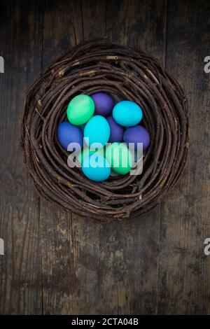 Gefärbte Ester Eiern im nest Stockfoto