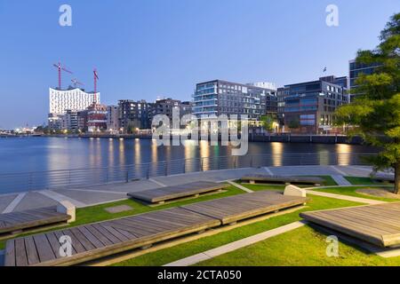 Deutschland, Hamburg, Hafencity, Grasbrook Hafen mit Elbphilharmonie und Dalmannkai Stockfoto