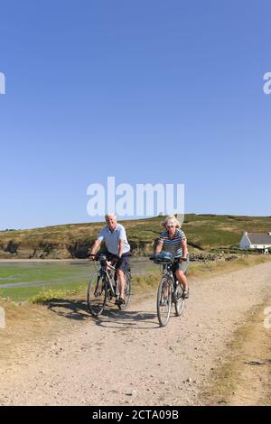 Frankreich, Bretagne, Finistere, Senior paar auf e-Bikes an der Küste Stockfoto