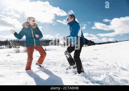 Deutschland, Bayern, Winklmoosalm, älteres Paar mit einer Schneeballschlacht Stockfoto