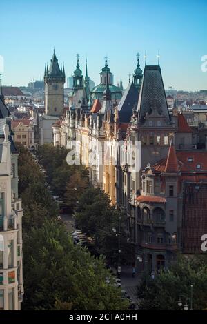 Tschechien, Prag, entlang der Parizska Street, Häuser und Türme von Rathaus und St.-Nikolaus-Kirche Stockfoto