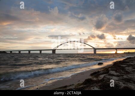 Deutschland, Schleswig-Holstein, Fehmarn Insel Fehmarn Sound Bridge bei Sonnenuntergang Stockfoto