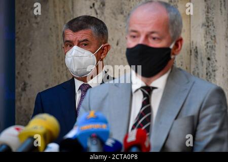 Prag, Tschechische Republik. September 2020. Der tschechische Gesundheitsminister Roman Prymula, rechts, spricht während einer Pressekonferenz nach seiner Amtseinführung am 22. September 2020 in Prag, Tschechische Republik. Auf der linken Seite ist der tschechische Premierminister Andrej Babis zu sehen. Kredit: VIT Simanek/CTK Foto/Alamy Live Nachrichten Stockfoto