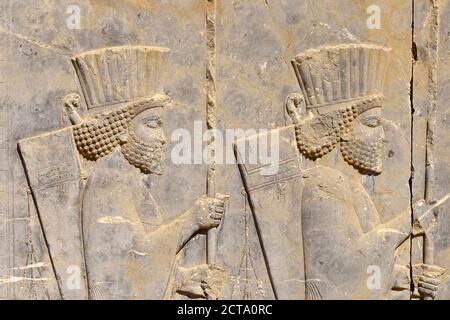 Iran, Soldaten antiken achämenidischen archäologische Stätte von Persepolis, Basrelief der Perser auf der Apadana Palast Stockfoto