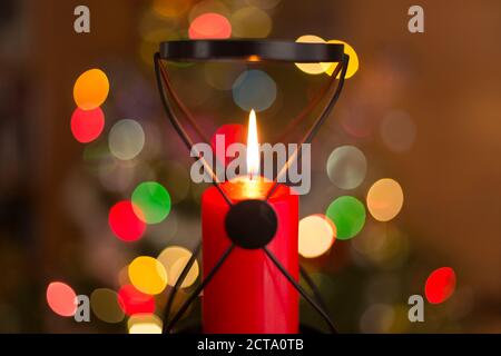 Weihnachtsdekoration, Detail der rote Kerze Stockfoto