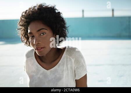 Porträt der jungen Frau im leeren Schwimmbad Stockfoto