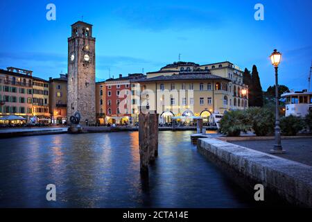 Italien, Trentino-Alto Adige, Riva del Garda, Torre Apponale am Abend Stockfoto