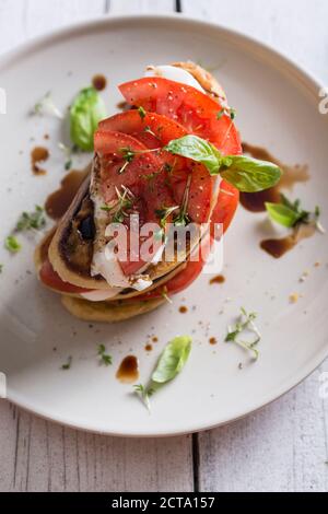 Bruschetta, Tomaten, Mozzarella und Knoblauch Crème auf Platte Stockfoto
