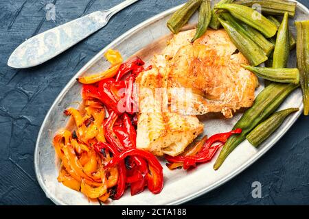 Tablett mit Fisch Grenadier mit Gemüse gebacken.Meeresfrüchte Stockfoto