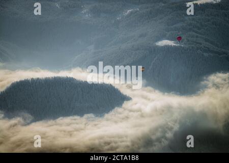 Österreich, Salzkammergut, Heißluft Ballons über Wald Stockfoto