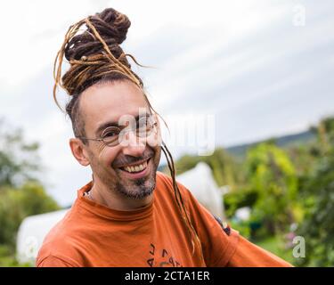 Österreich, Schiltern, Smiling alternative Gärtner, portrait Stockfoto