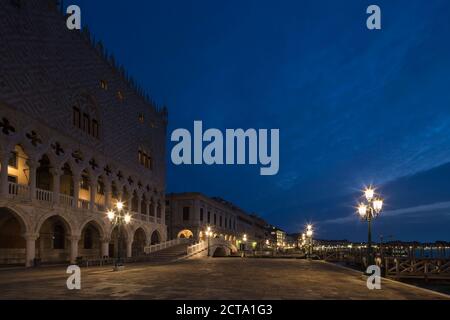 Italien, Venedig, Dogenpalast in der Nacht Stockfoto