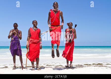 Afrika, Kenia, Küste der Provinz, Distrikt Kwale, Diani Beach, springenden Tanz der Massai Stockfoto