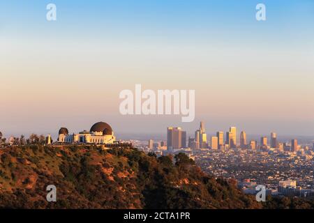 USA, California, Los Angeles, Skyline und Griffith Observatory am Abend Stockfoto