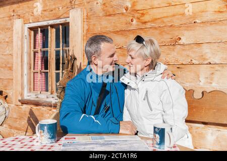 Deutschland, Bayern, Winklmoosalm, ältere paar auf der Terrasse der Berghütte Stockfoto