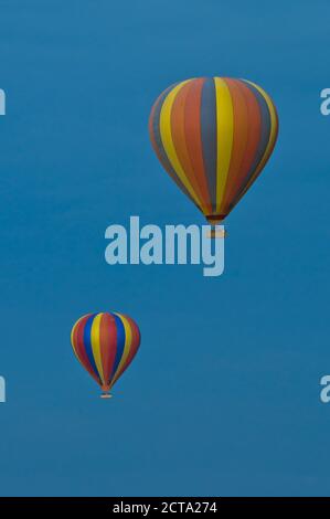 Afrika, Kenia, Masai Mara National Reserve, zwei Heißluftballons in den Himmel Stockfoto