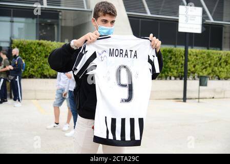 Turin, Italien. September 2020. Anhänger von Juventus warten auf die Ankunft des Alvaro Morata im Allianz Stadion für einen medizinischen Besuch in Turin. (Foto von Alberto Gandolfo/Pacific Press) Quelle: Pacific Press Media Production Corp./Alamy Live News Stockfoto