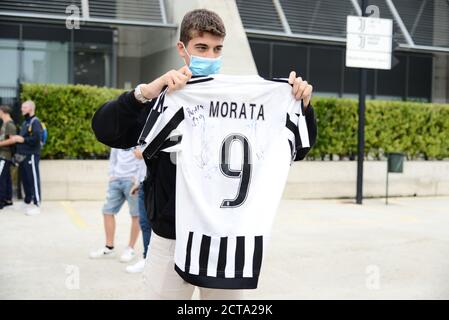 Turin, Italien. September 2020. Supporter von Juventus warten auf die Ankunft des Alvaro Morata im Allianz Stadion für einen medizinischen Besuch in Turin. (Foto von Alberto Gandolfo/Pacific Press) Quelle: Pacific Press Media Production Corp./Alamy Live News Stockfoto
