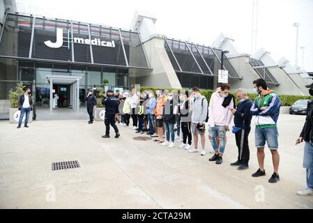 Turin, Italien. September 2020. Anhänger von Juventus warten auf die Ankunft des Alvaro Morata im Allianz Stadion für einen medizinischen Besuch in Turin. (Foto von Alberto Gandolfo/Pacific Press) Quelle: Pacific Press Media Production Corp./Alamy Live News Stockfoto