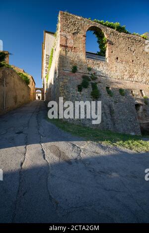 Italien, Toskana, Pienza, Palazzo Piccolomini und Gasse Stockfoto