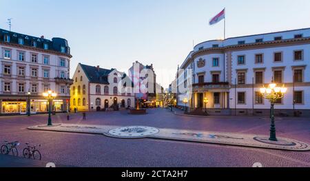 Hessischen Landtag Stadtschloss und Fußgängerzone, Wiesbaden, Hessen, Deutschland Stockfoto