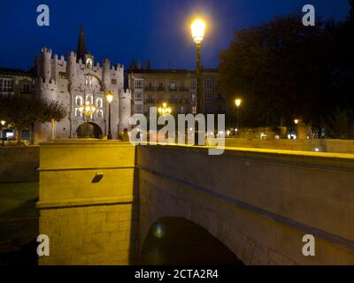 Spanien, Burgos, Arco de Santa Maria in der Nacht Stockfoto