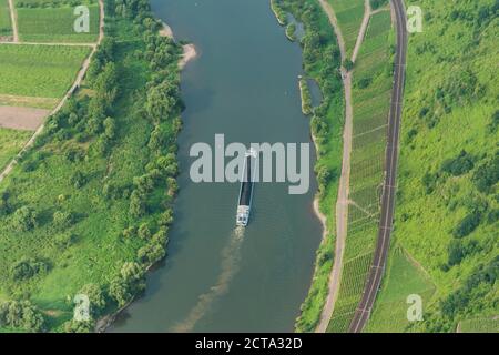 Deutschland, Rheinland-Pfalz, Luftbild des Frachters an Mosel Stockfoto