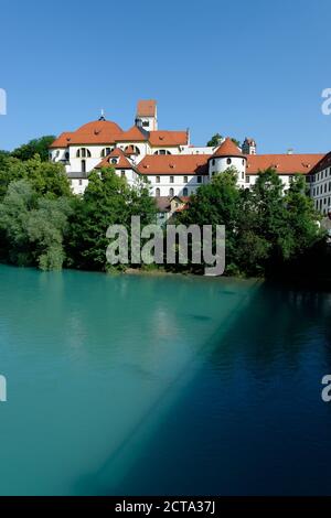 Deutschland, Bayern, Füssen, ehemaligen Kloster St. Mang und Hohes Schloss am Fluss Lech Stockfoto