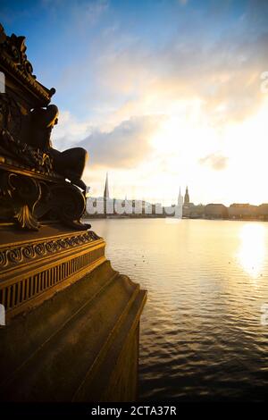 Deutschland, Hamburg, Innenstadt und Binnenalster bei Sonnenuntergang Stockfoto