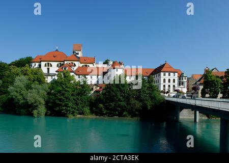 Deutschland, Bayern, Füssen, ehemaligen Kloster St. Mang und Hohes Schloss am Fluss Lech Stockfoto