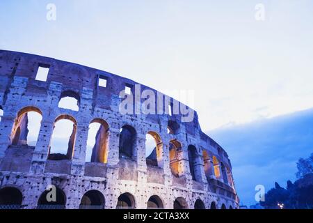 Italien, Latium, Rom, Kolosseum am Abend Stockfoto