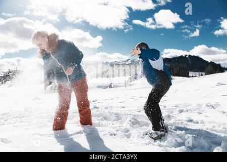 Deutschland, Bayern, Winklmoosalm, älteres Paar mit einer Schneeballschlacht Stockfoto