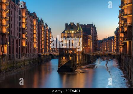 Deutschland, Hamburg, Wandrahmsfleet in Speicherstadt nach Sonnenuntergang Stockfoto