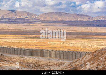 Route 10 entlang der ägyptisch-israelischen Grenze. Blick in Ägypten von Israel aus der Touch aktiviert Zaun platziert, um afrikanische Flüchtlinge am Eintreten zu verhindern Stockfoto