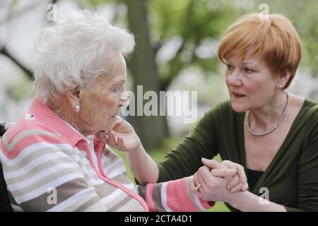 Deutschland, Norden Nordrhein-Westfalen, Köln, Senior Frau, Reife Frau, Hände hautnah Stockfoto