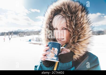 Deutschland, Bayern, Winklmoosalm, Porträt von Reife Frau mit Tasse Stockfoto