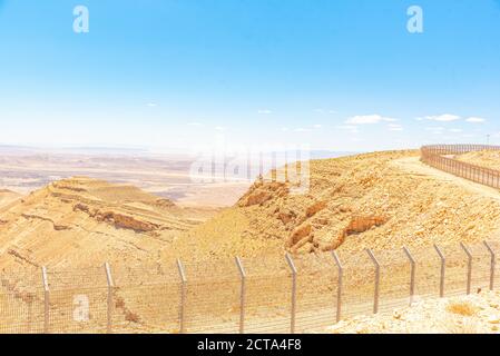 Route 10 entlang der ägyptisch-israelischen Grenze. Blick in Ägypten von Israel aus der Touch aktiviert Zaun platziert, um afrikanische Flüchtlinge am Eintreten zu verhindern Stockfoto