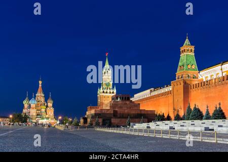 Russland, Zentralrussland, Moskau, Roter Platz, Basilius Kathedrale, Kreml-Mauer, Kreml Senat, Senat Turm, Spasskaja-Turm und Lenin Mausoleum am Abend Stockfoto