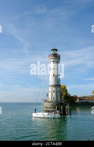 Deutschland, Bayern, Swabia, Bodensee, Hafen mit Leuchtturm und Boot Stockfoto