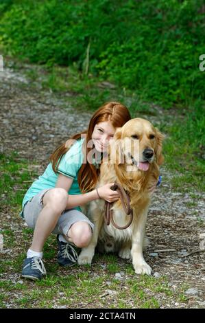 Deutschland, Bayern, Porträt von Mädchen mit Hund, Lächeln Stockfoto