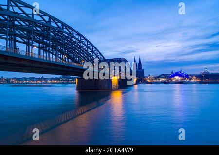 Deutschland, Nordrhein-Westfalen, Köln, Blick auf Hohenzollernbrücke und Kölner Dom am Abend Stockfoto