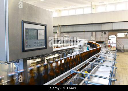 Deutschland, Bierflaschen am Fließband einer Abfüllanlage einer Brauerei