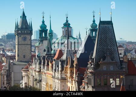 Tschechien, Prag, entlang der Parizska Street, Häuser und Türme von Rathaus und St.-Nikolaus-Kirche Stockfoto