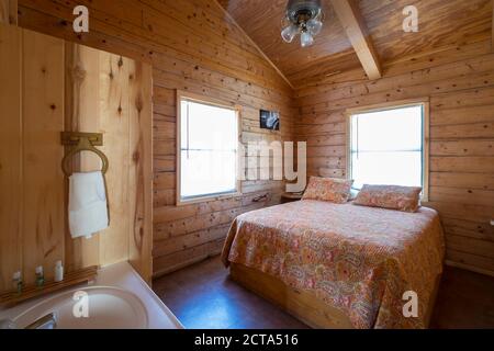 USA, Texas, Schlafzimmer im Blockhaus Stockfoto