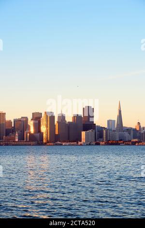 USA, Kalifornien, San Francisco, Skyline von Bankenviertel mit Transamerica Pyramid im Morgenlicht