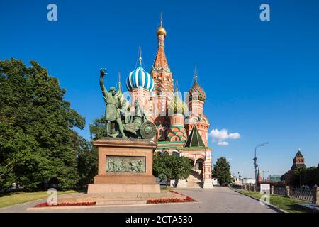 Russland, Moskau, Basilius Kathedrale mit Denkmal für Minin und Poscharski Stockfoto