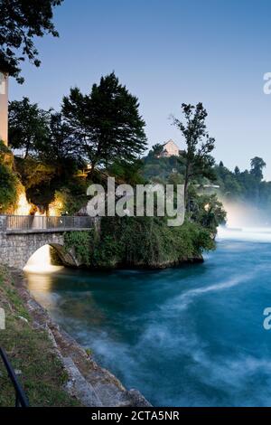 Schweiz, Schaffhausen, Blick auf den Rheinfall bei Schaffhausen Stockfoto