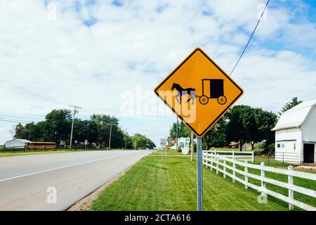 USA, Indiana, Shipshewana, Amish Buggy und Pferd anmelden Stockfoto