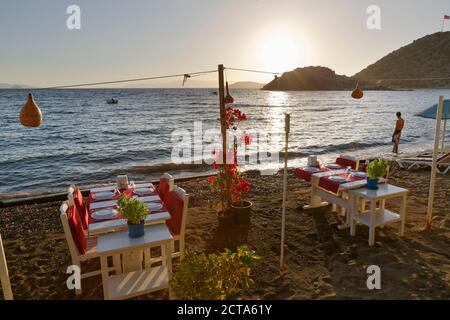 Türkei, Bodrum, Guemuesluek, Laid Tische am Strand Stockfoto